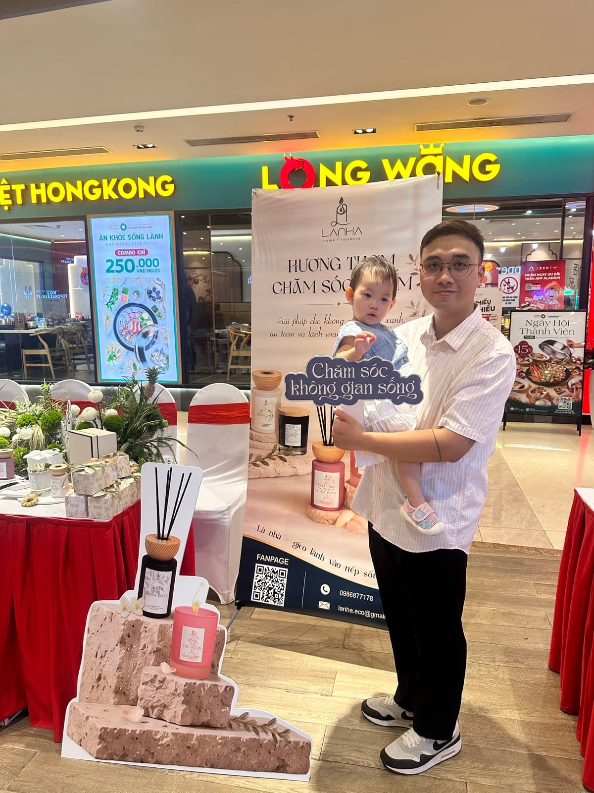 Gia đình tham quan và chụp ảnh tại gian hàng Là Nhà
