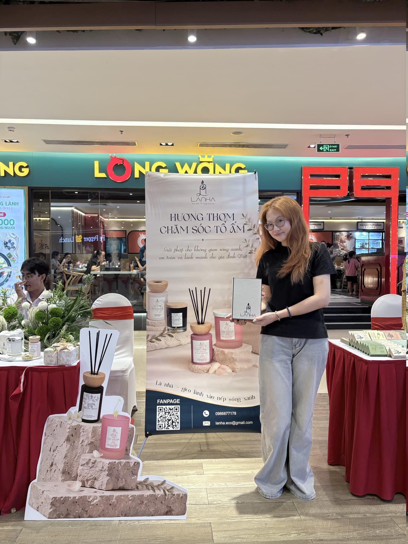 Khách tham quan lưu lại khoảnh khắc bên gian hàng Là Nhà tại Vincom Trần Duy Hưng